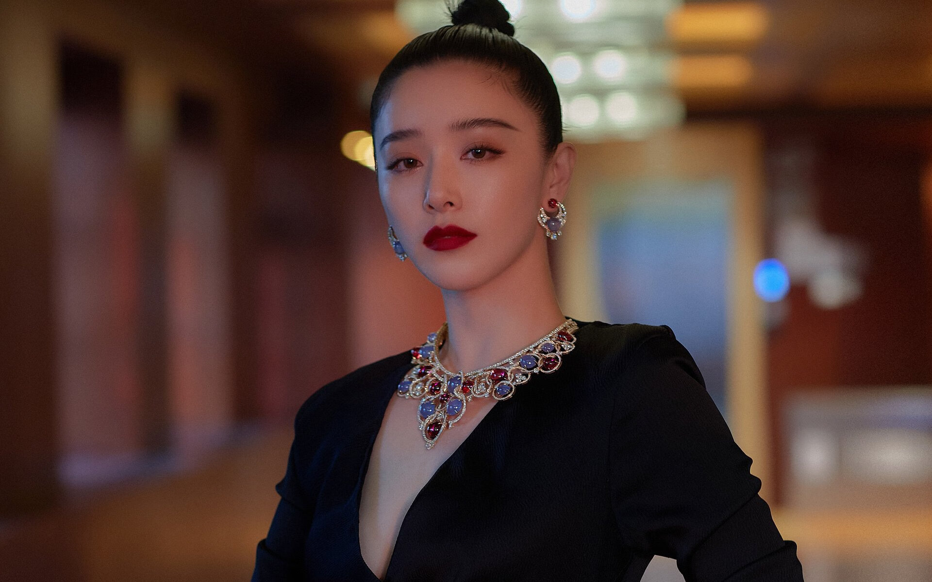 “缆绳滑水:东桃花岛赛场新兴水上运动风靡一时”