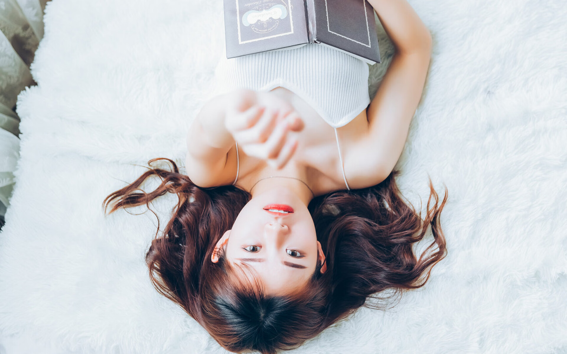 仰泳赛道波兰选手节奏精准,speedo仰泳